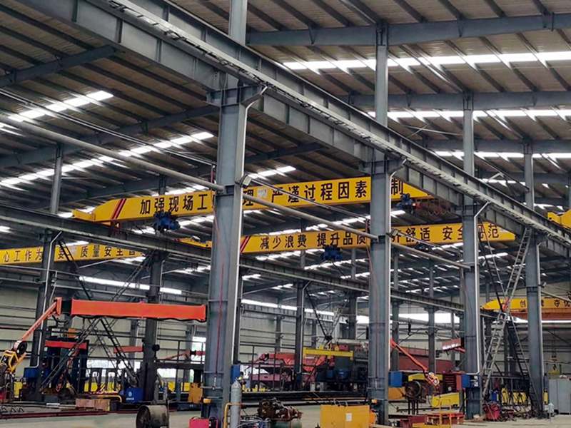 single girder cranes working in the workshop (2)